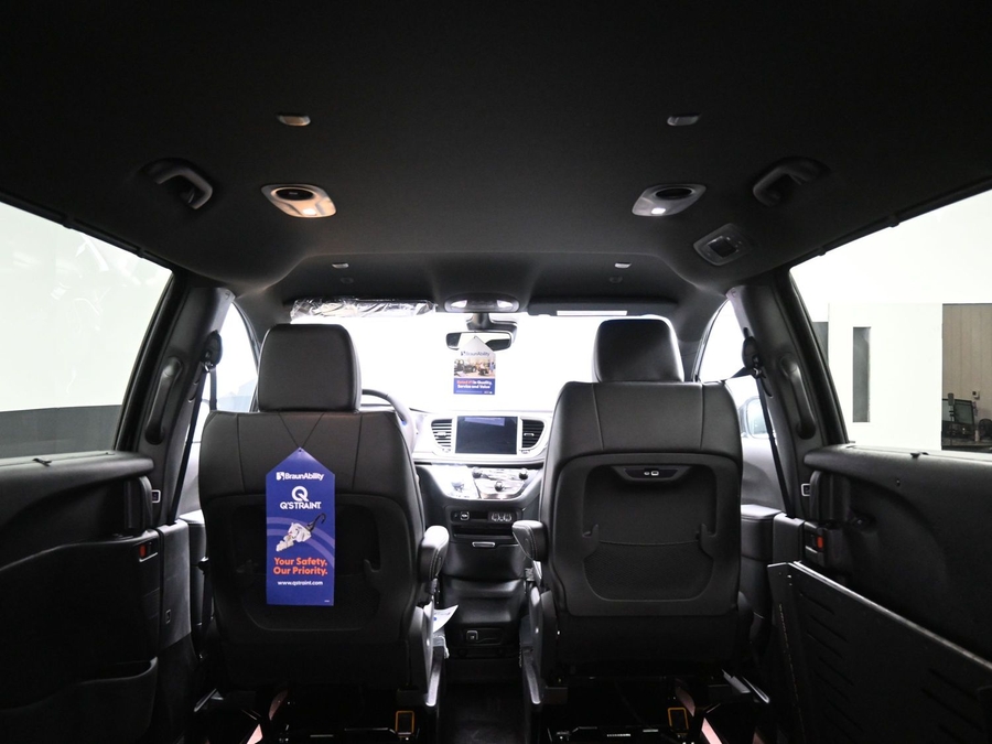 Black Chrysler Pacifica image number 11