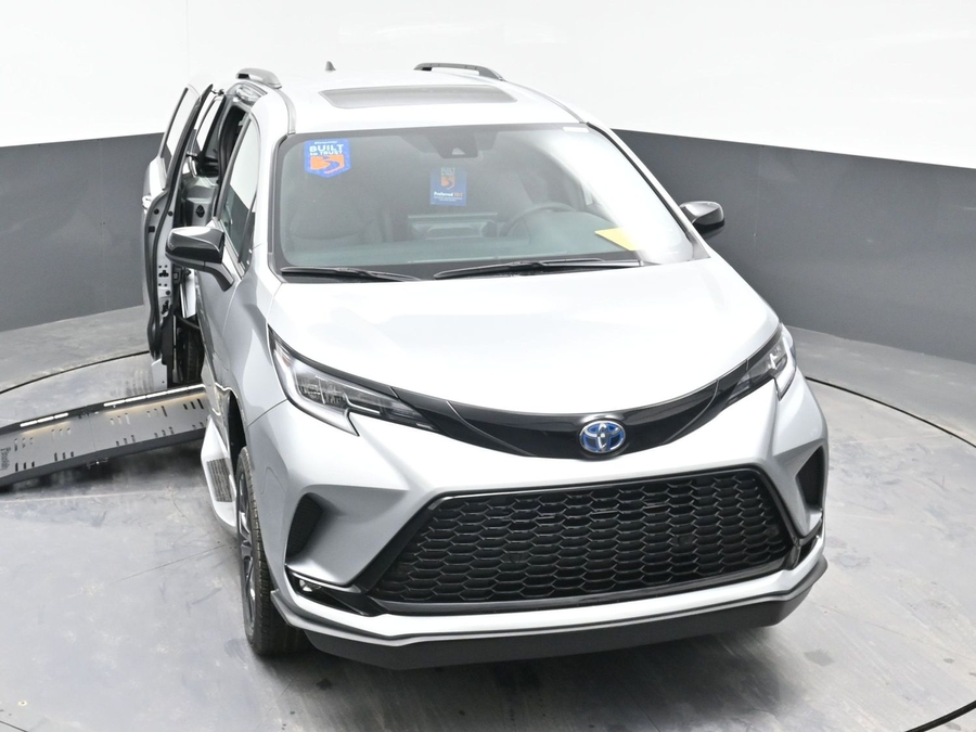 New 2025 Toyota Sienna Hybrid XSE Sport - BraunAbility Side Entry Entry Fold Out Automatic Ramp