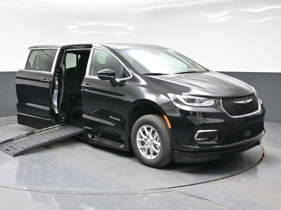 Black Chrysler Pacifica image number 5