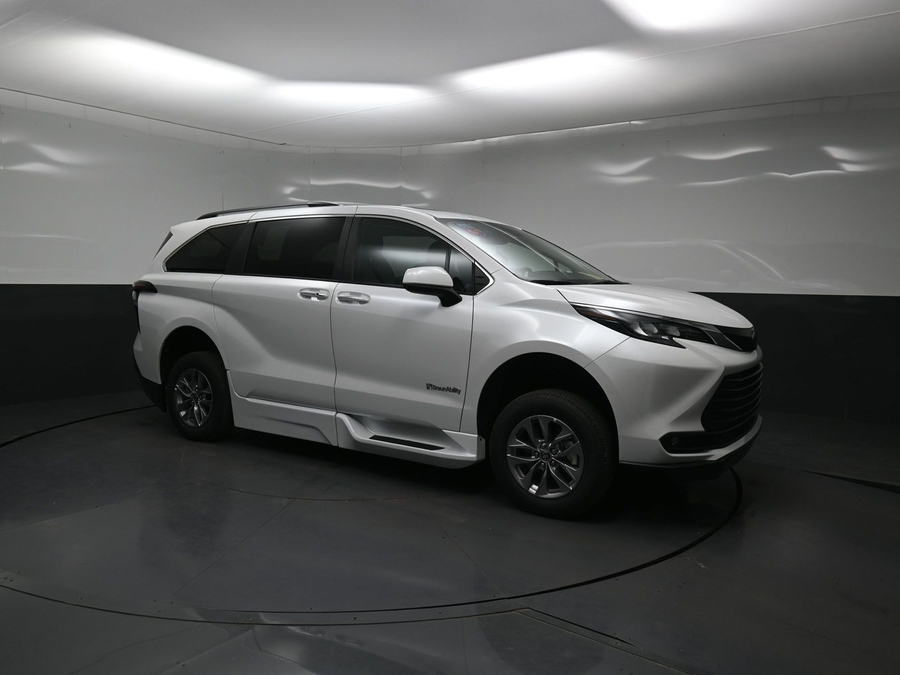 White Toyota Sienna image number 16