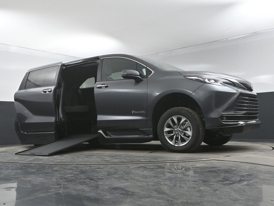 New 2025 Toyota Sienna Hybrid XLE Base - BraunAbility Side Entry Entry In Floor Automatic Ramp