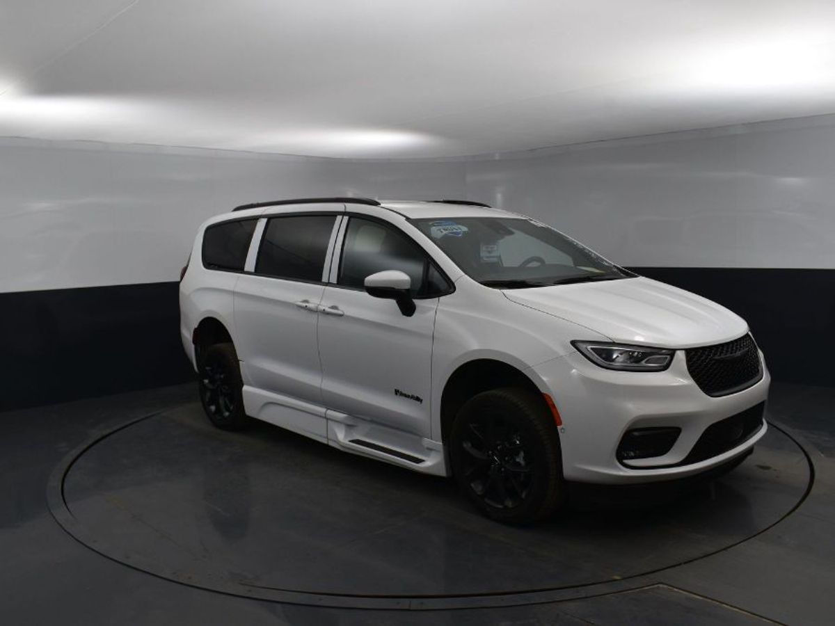 White Chrysler Pacifica image number 9