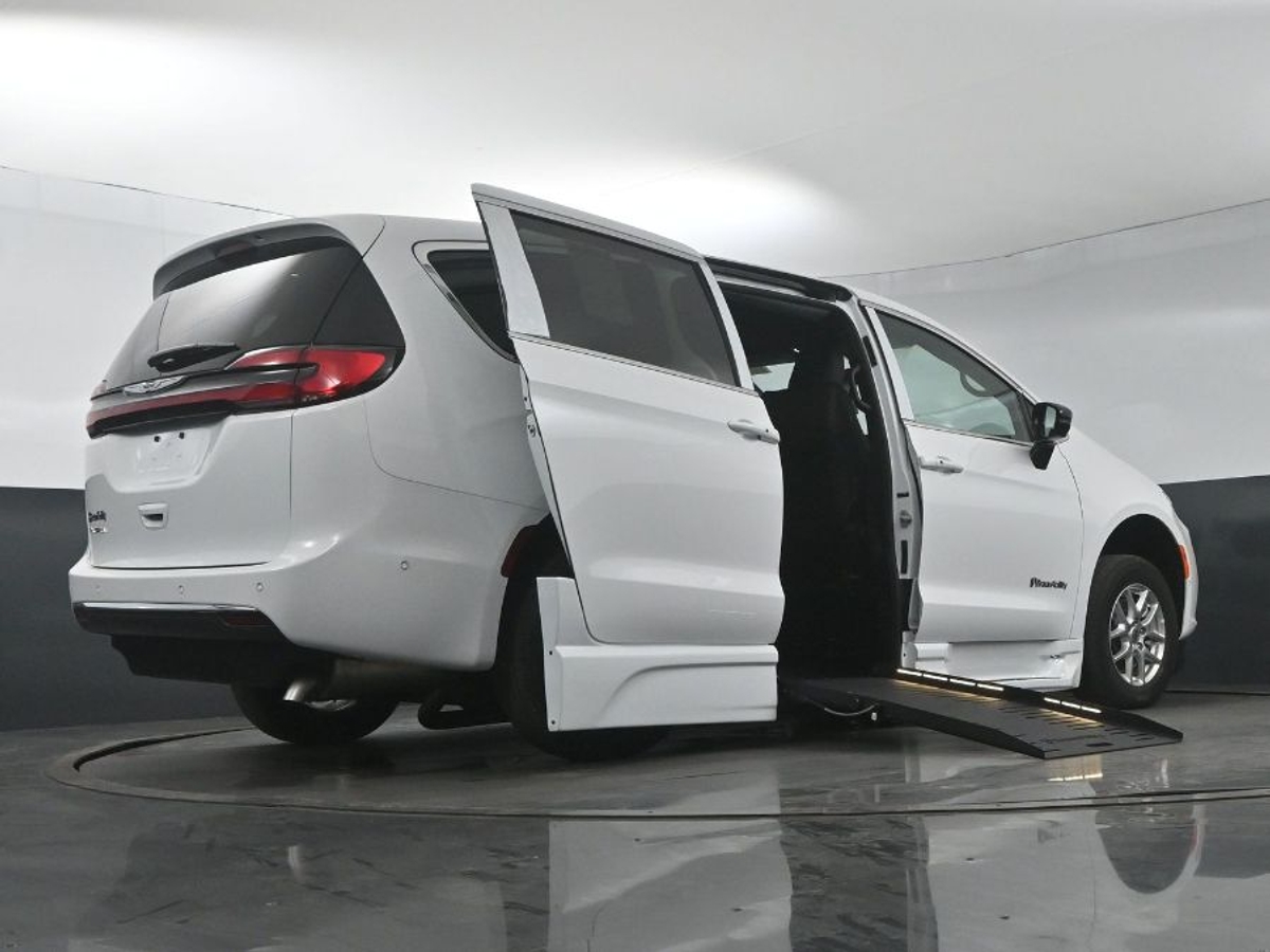 2025 CHRYSLER PACIFICA - Image 22