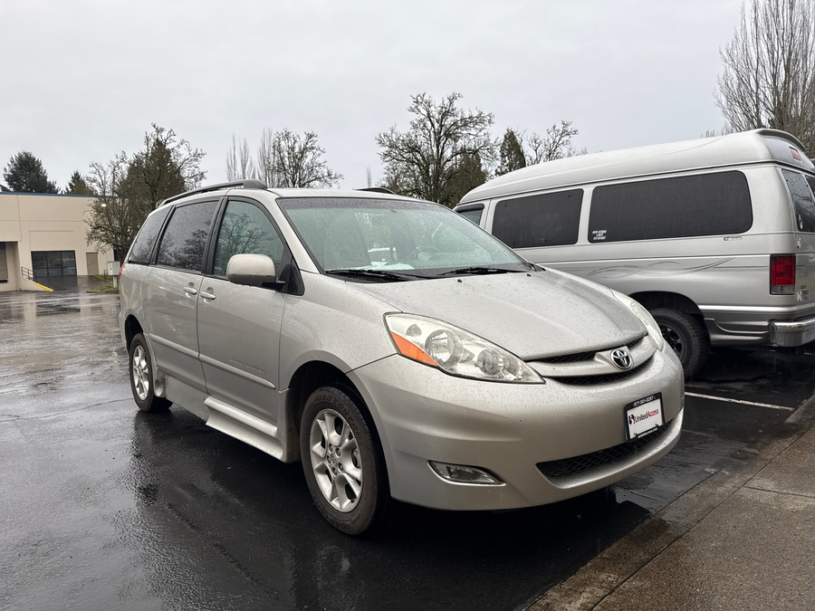 Used 2006 Toyota Sienna XLE - BraunAbility Side Entry Entry Fold Out Automatic Ramp