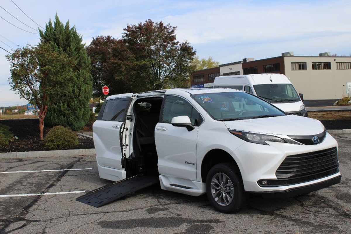 2025 TOYOTA SIENNA - Image 11