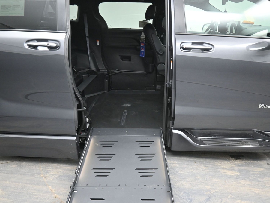 Grey Toyota Sienna image number 11