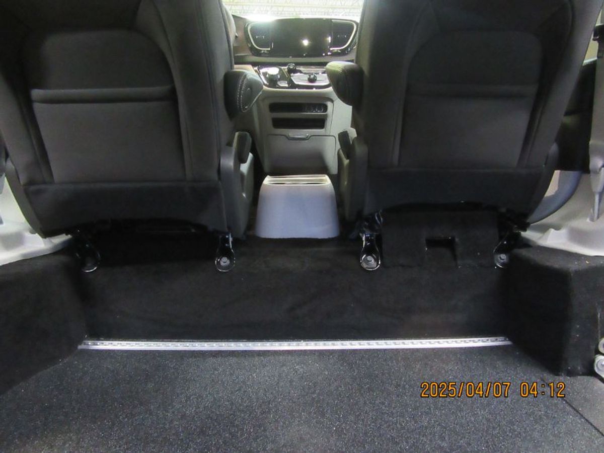White Chrysler Voyager image number 20