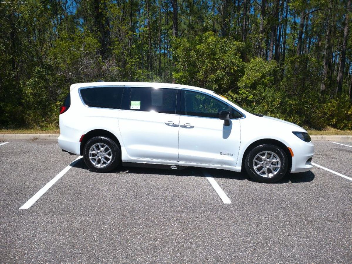 2024 CHRYSLER VOYAGER - Image 4