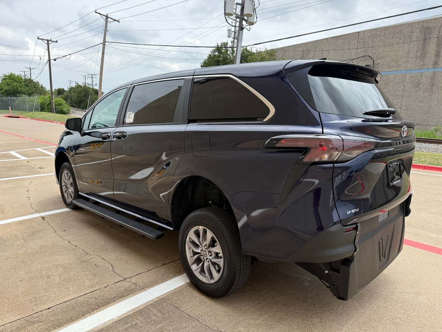 New 2026 Toyota Sienna Hybrid LE - Vantage Mobility Commercial Rear Entry Entry Fold Out Manual Ramp