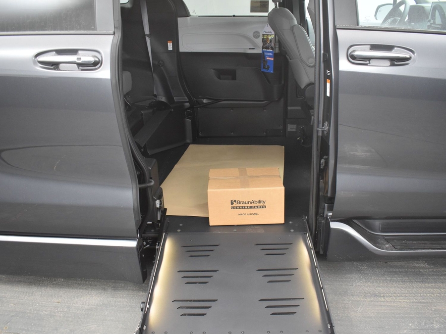 New 2025 Toyota Sienna Hybrid XLE Base - BraunAbility Side Entry Entry Fold Out Automatic Ramp