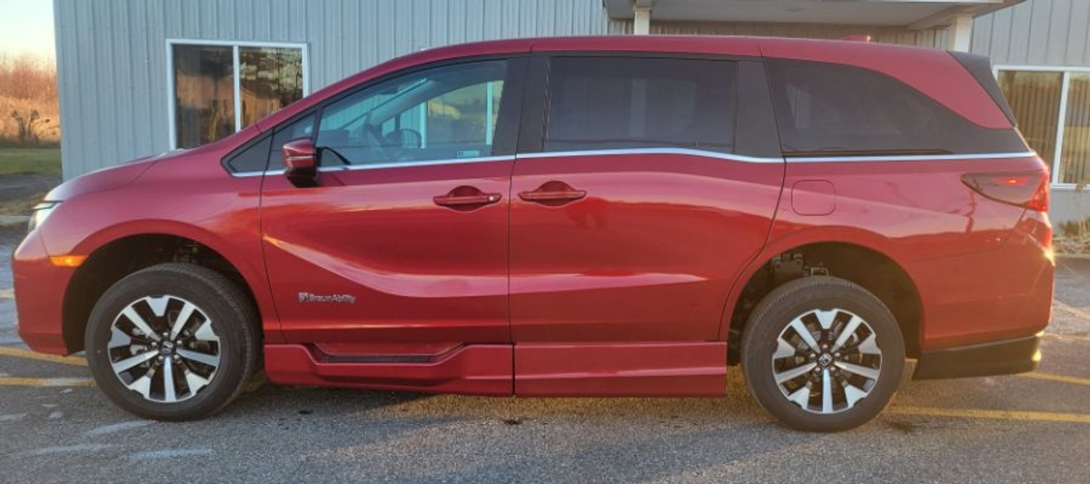Red Honda Odyssey image number 11