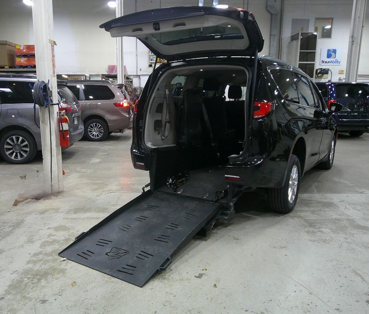 2022 Chrysler Pacifica Touring L's photo