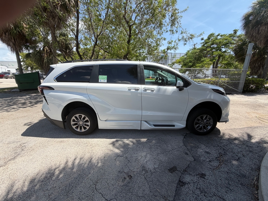 White Toyota Sienna image number 1