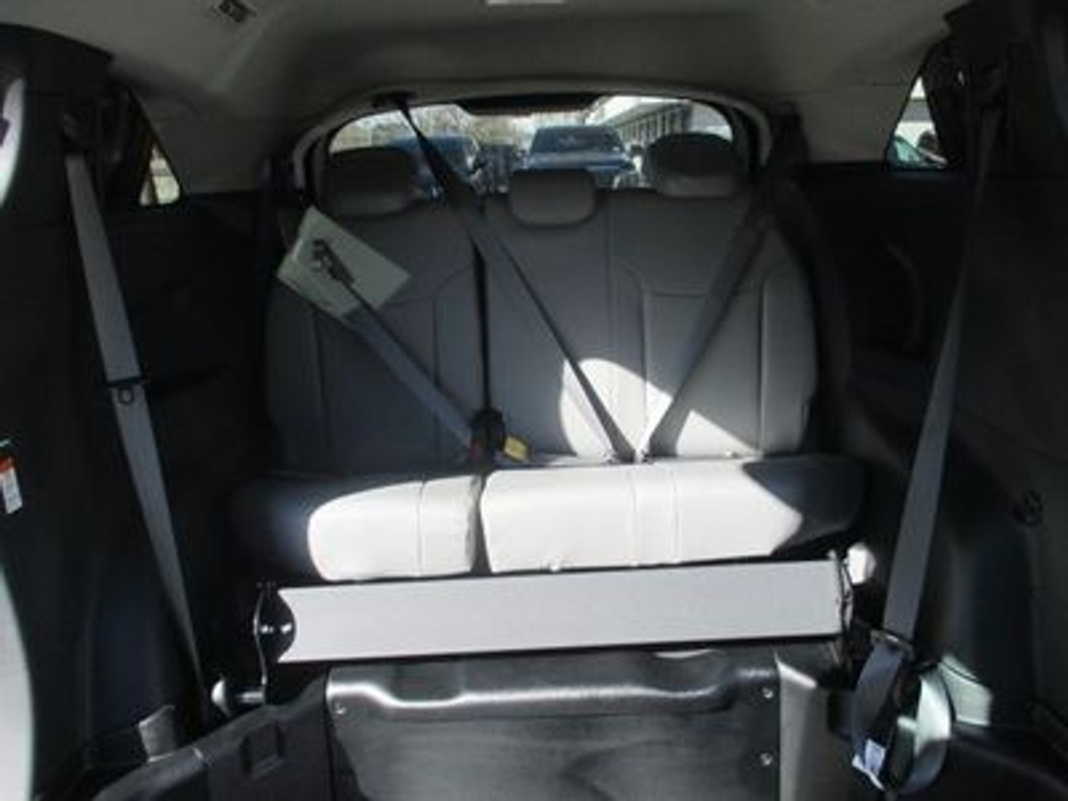 Blue Chrysler Pacifica image number 10