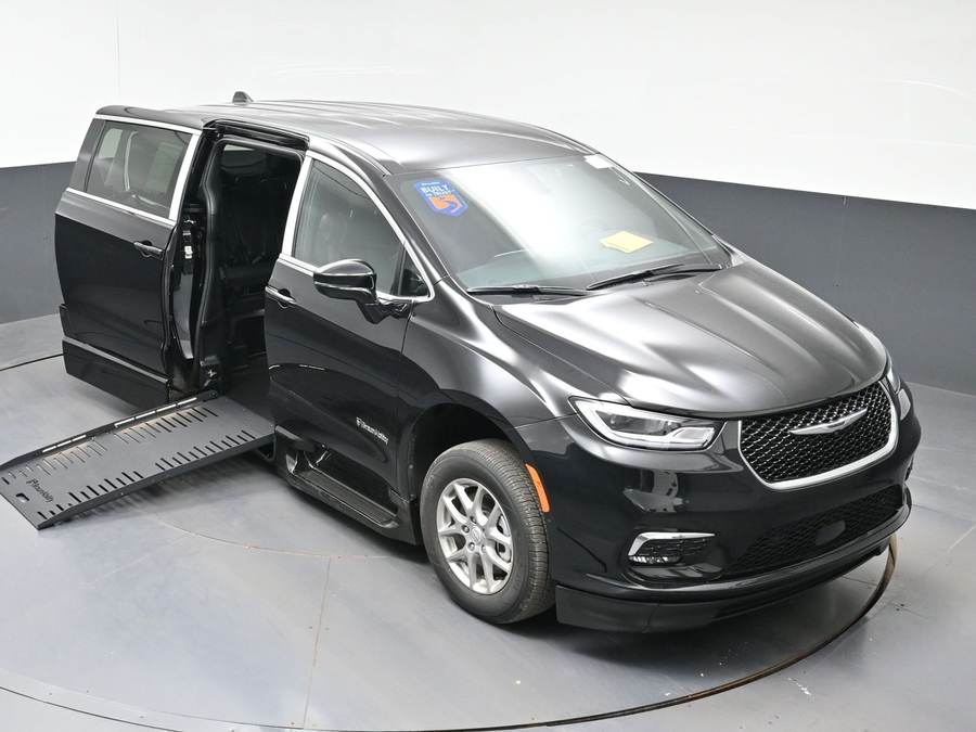 Black Chrysler Pacifica image number 19