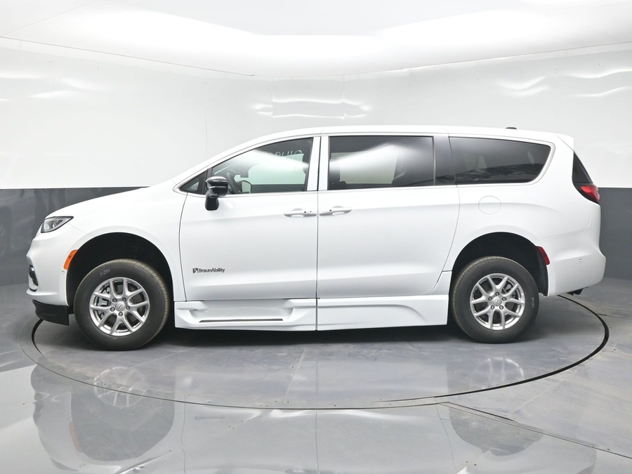 New 2025 Chrysler Pacifica Select Safety - BraunAbility Side Entry Entry Fold Out Automatic Ramp