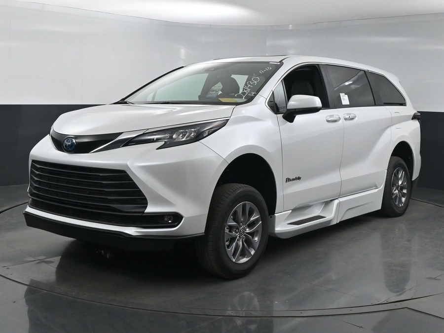 New 2025 Toyota Sienna Hybrid XLE Base - BraunAbility Side Entry Entry In Floor Automatic Ramp
