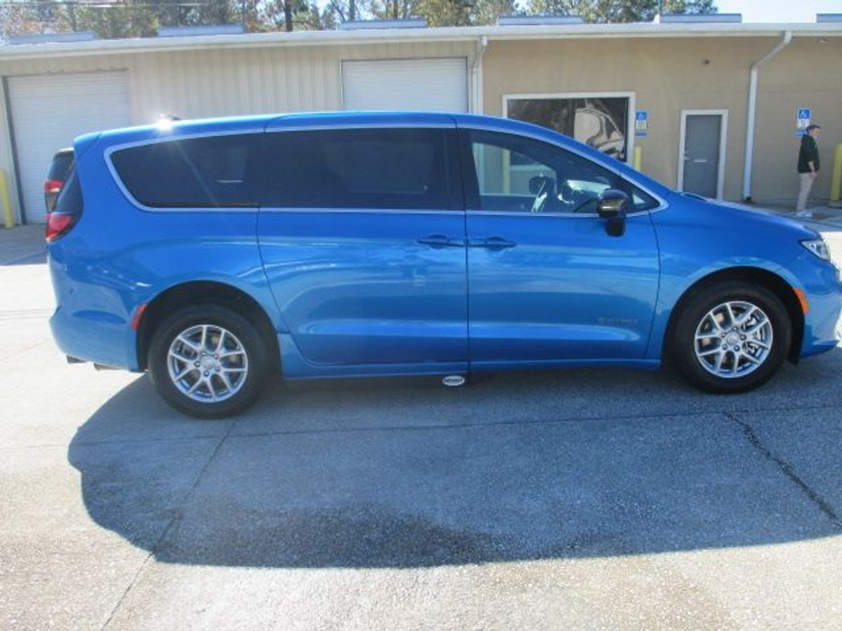 Blue Chrysler Pacifica image number 5