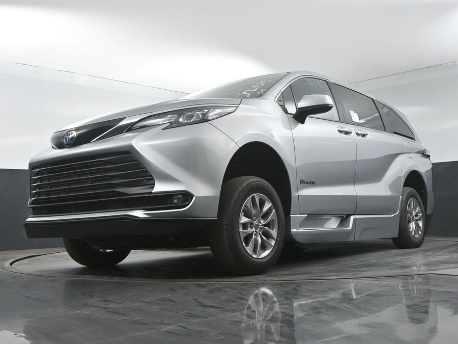 New 2025 Toyota Sienna Hybrid XLE Base - BraunAbility Side Entry Entry Fold Out Automatic Ramp