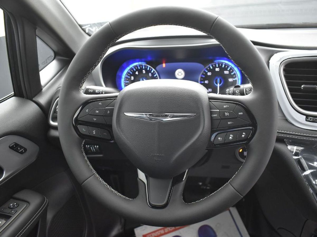 Black Chrysler Pacifica image number 5