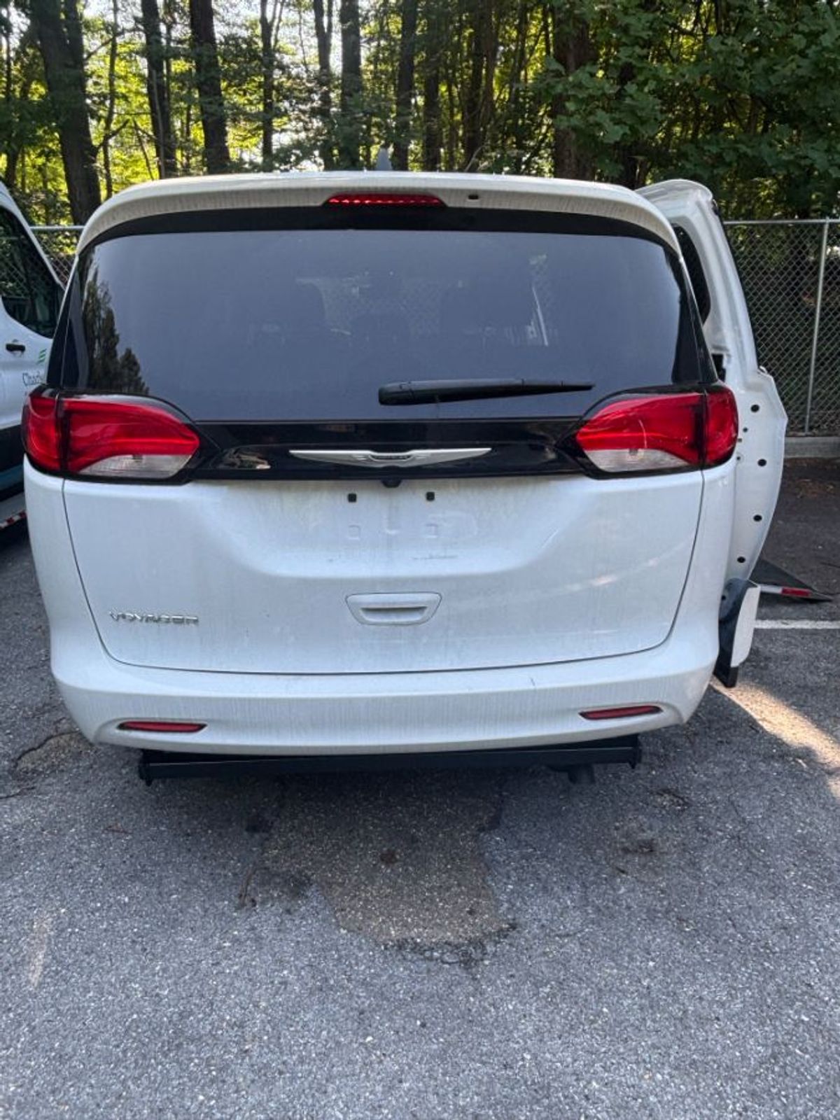 White Chrysler Voyager image number 6