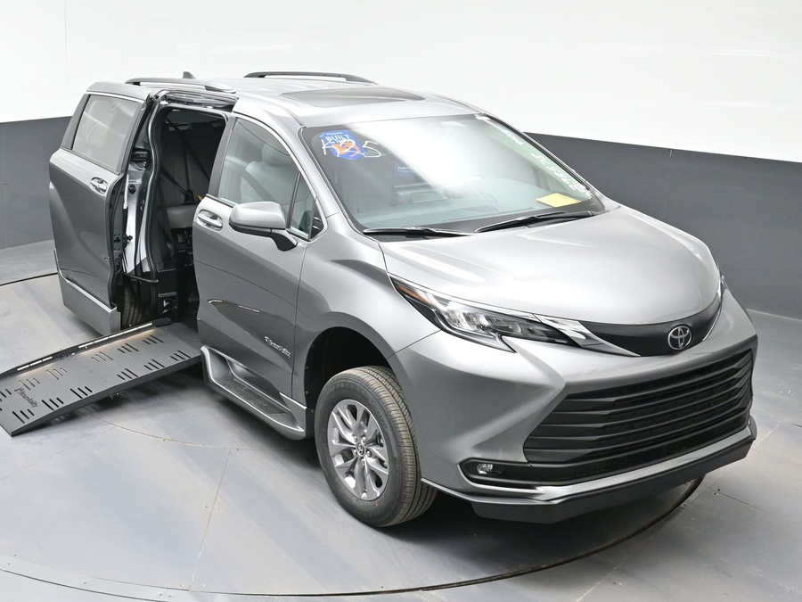 Grey Toyota Sienna image number 20