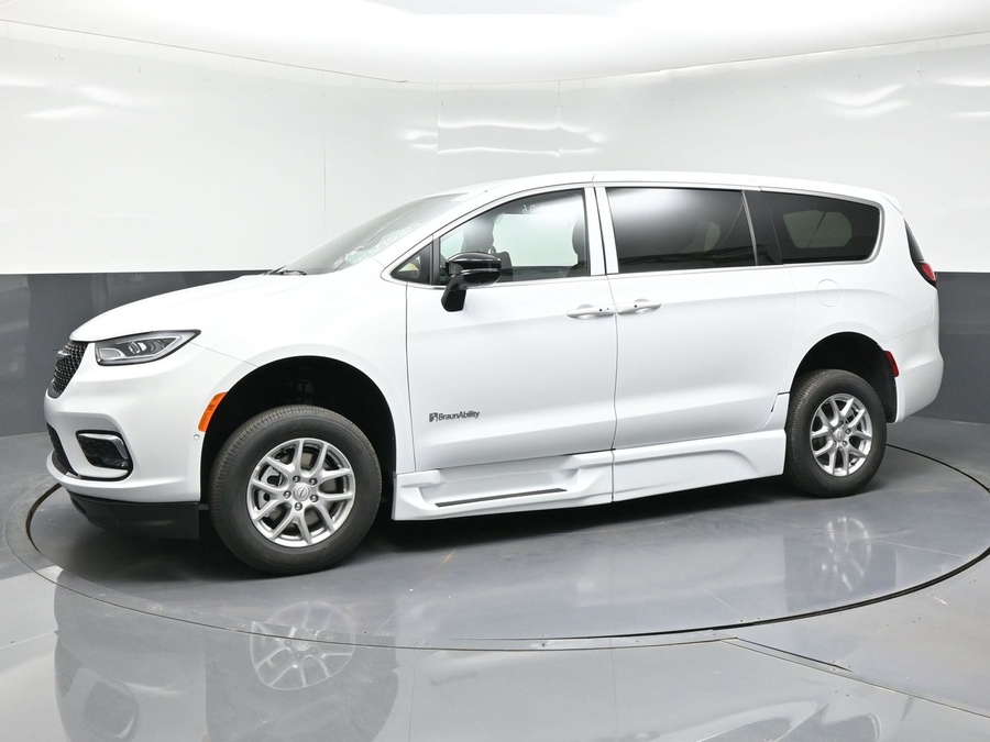 White Chrysler Pacifica image number 8