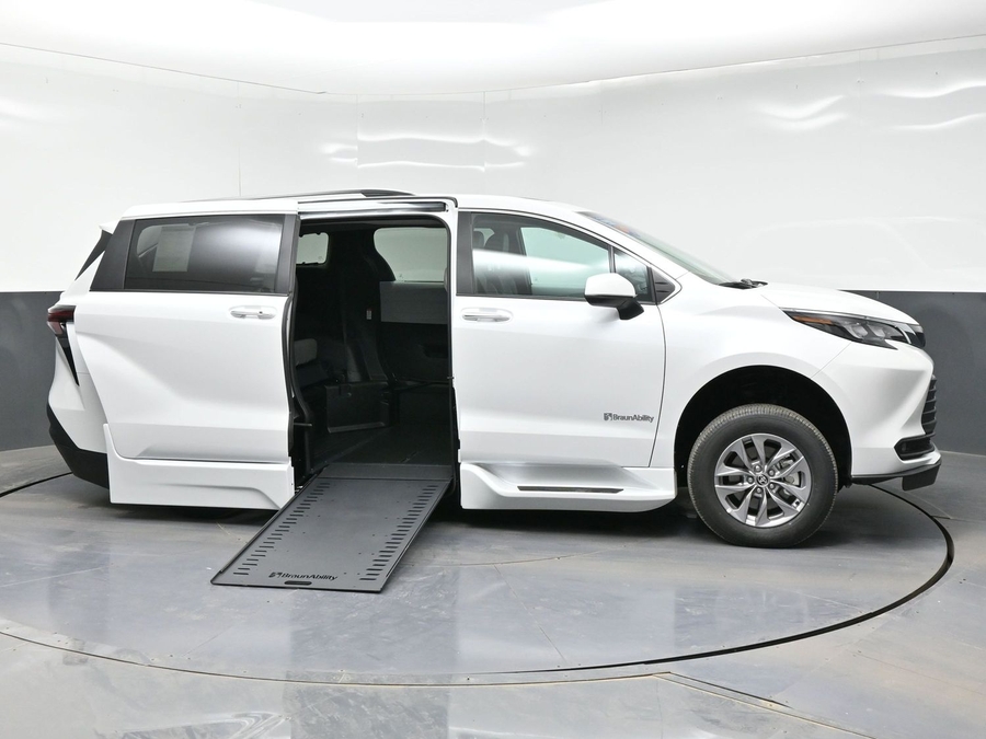 New 2026 Toyota Sienna Hybrid XLE Add - BraunAbility Side Entry Entry In Floor Automatic Ramp