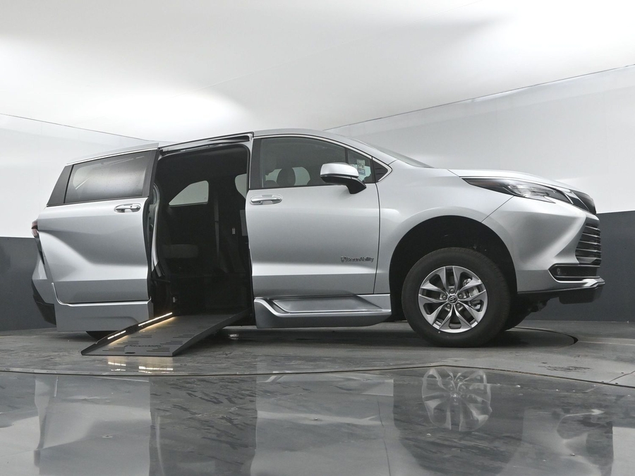 New 2025 Toyota Sienna Hybrid XLE Base - BraunAbility Side Entry Entry Fold Out Automatic Ramp