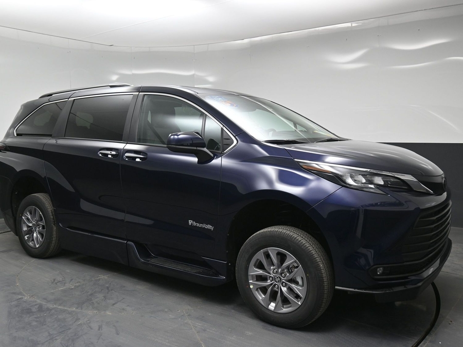 New 2026 Toyota Sienna Hybrid XLE Plus - BraunAbility Side Entry Entry Fold Out Automatic Ramp