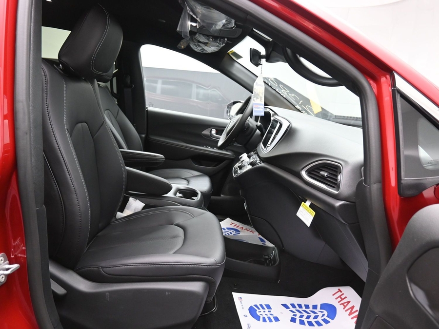 Red Chrysler Voyager image number 11