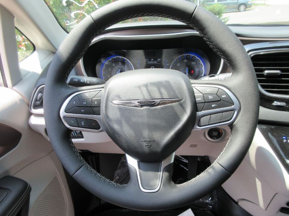 Silver Chrysler Voyager image number 17