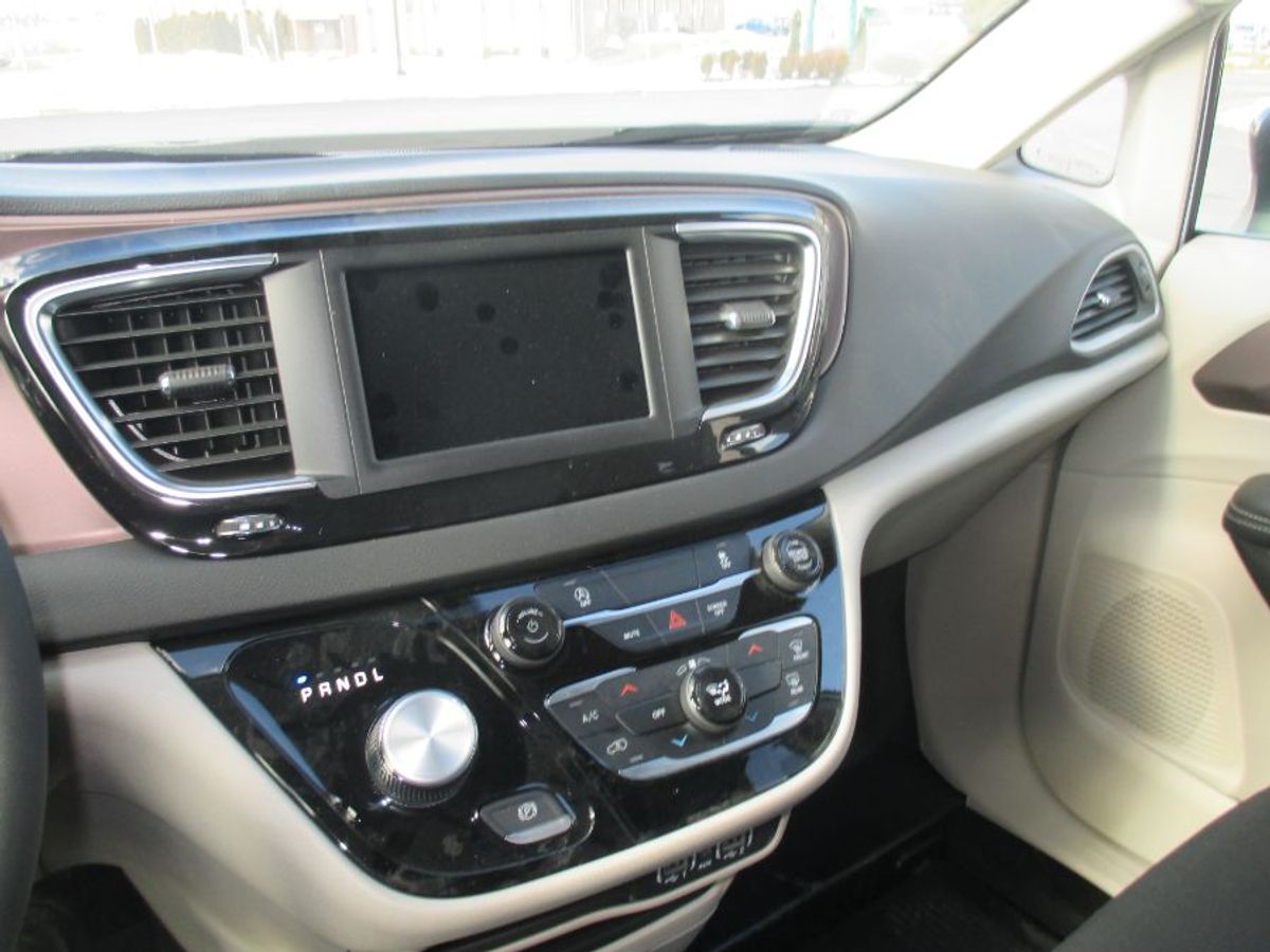 2024 CHRYSLER VOYAGER - Image 17