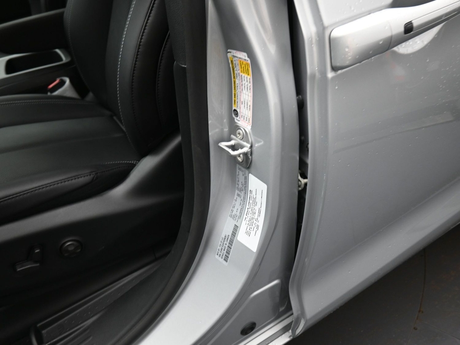 Silver Chrysler Voyager image number 15