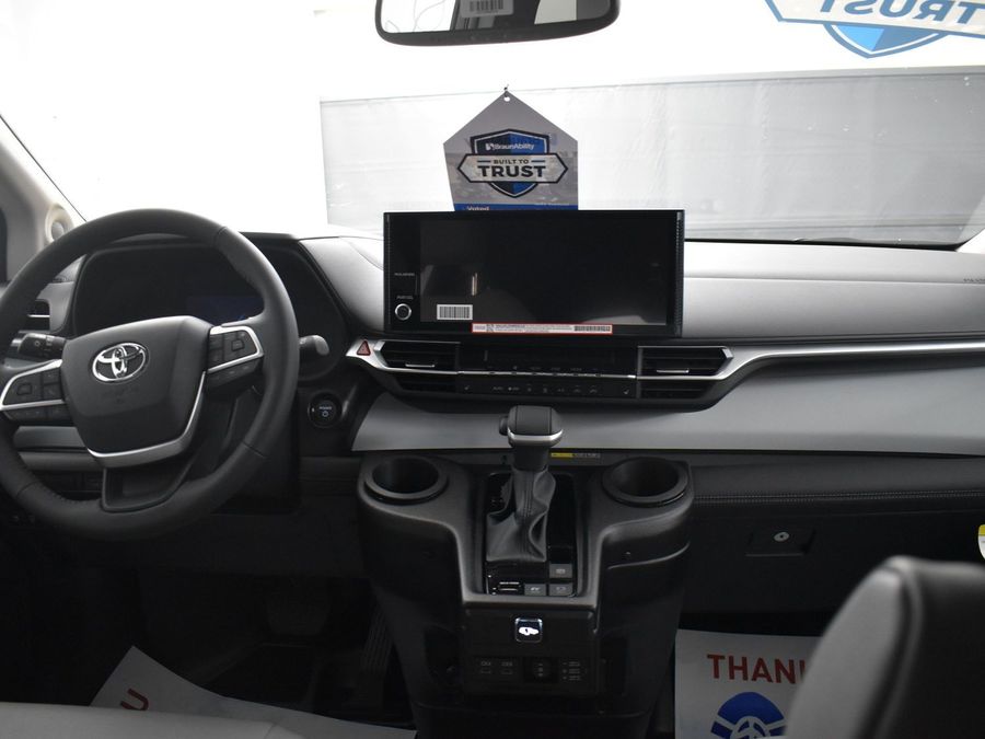 New 2025 Toyota Sienna Hybrid XLE Plus - BraunAbility Side Entry Entry In Floor Automatic Ramp