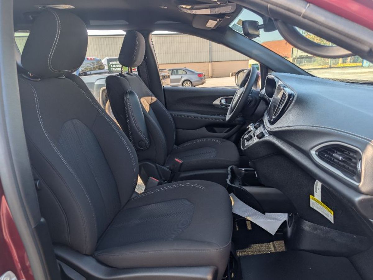 2023 CHRYSLER PACIFICA - Image 12