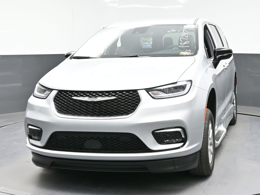 New 2026 Chrysler Pacifica Select Safety - BraunAbility Side Entry Entry Fold Out Automatic Ramp