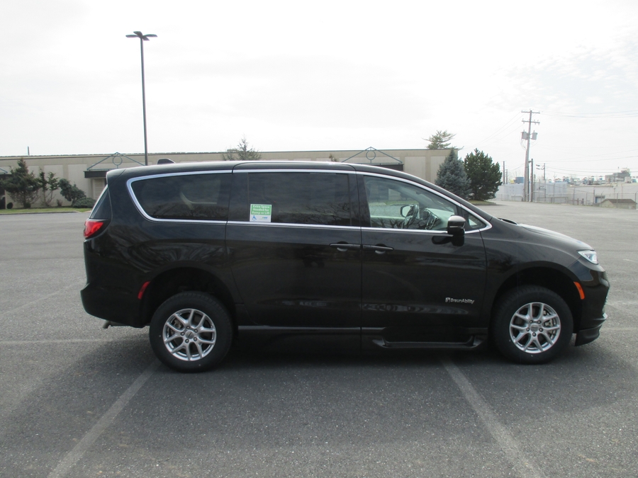 Black Chrysler Pacifica image number 6