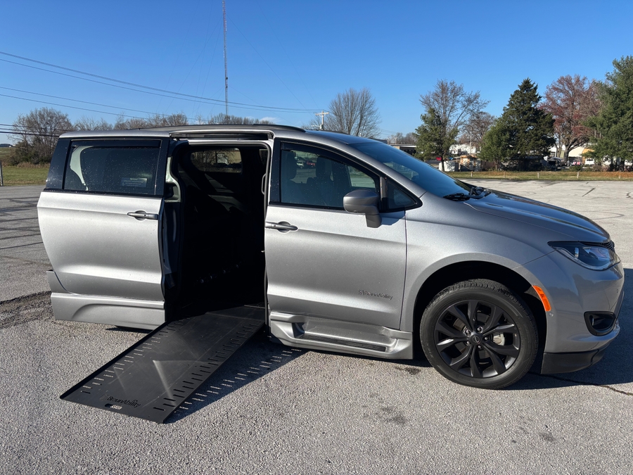 2020 Chrysler Pacifica Touring L's photo