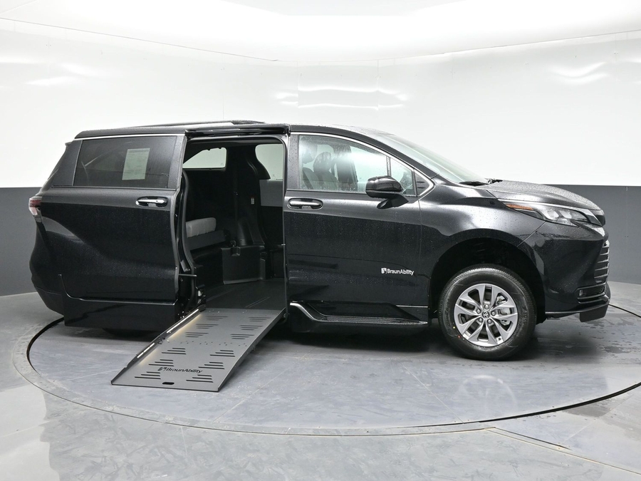 Black Toyota Sienna image number 7