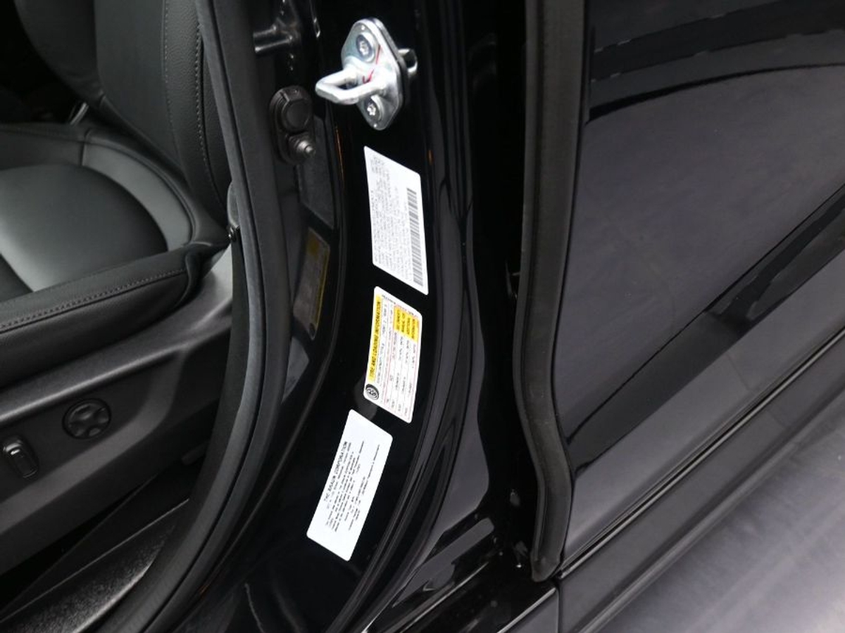 Black Honda Odyssey image number 16