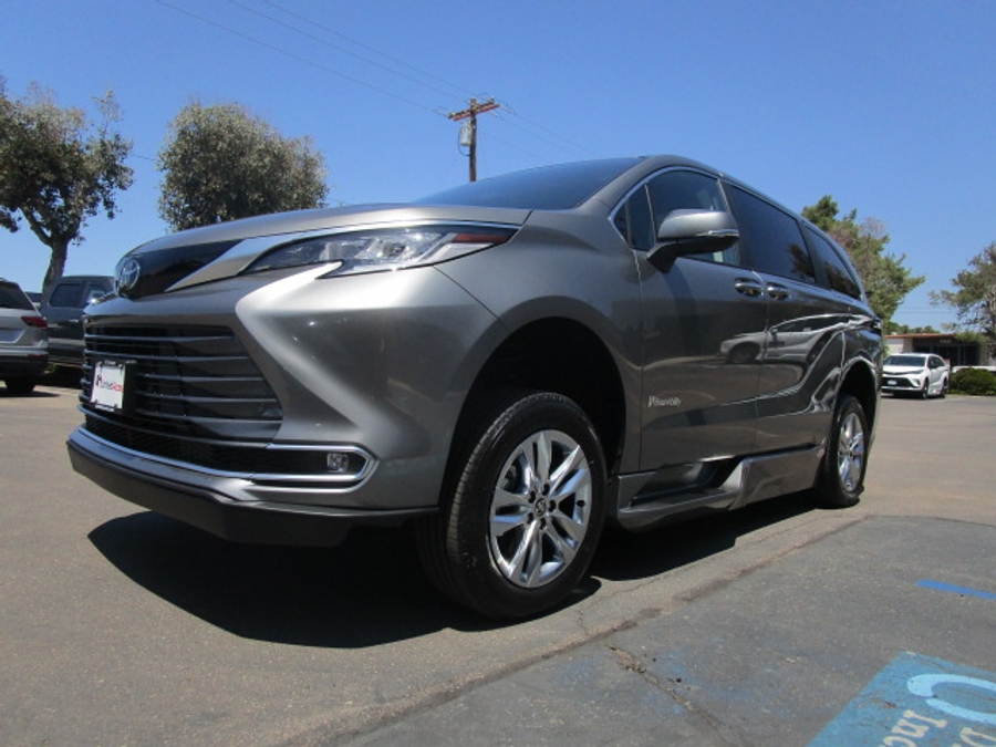 New 2026 Toyota Sienna Hybrid XSE Sport - BraunAbility Side Entry Fold Out Automatic Ramp