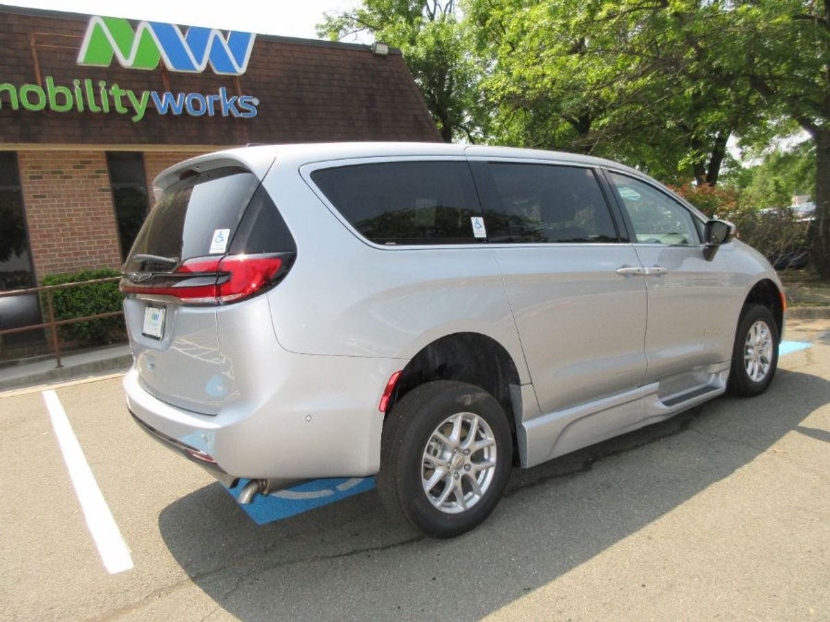 Silver Chrysler Pacifica image number 7