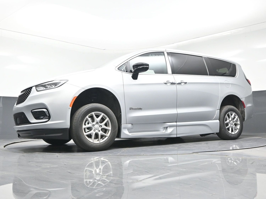 New 2026 Chrysler Pacifica Select Safety - BraunAbility Side Entry In Floor Automatic Ramp