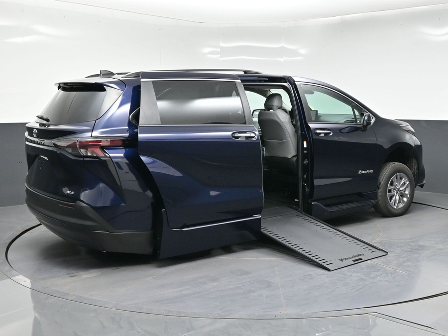 New 2026 Toyota Sienna Hybrid XLE Base - BraunAbility Side Entry In Floor Automatic Ramp