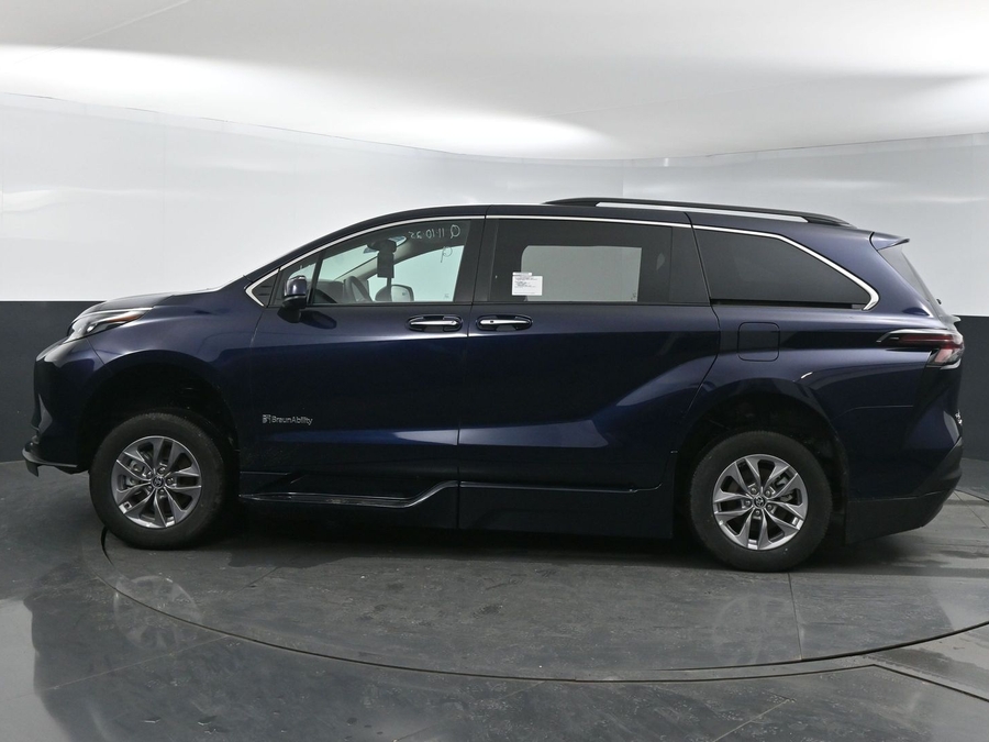 New 2025 Toyota Sienna Hybrid XLE Plus - BraunAbility Side Entry Entry In Floor Automatic Ramp