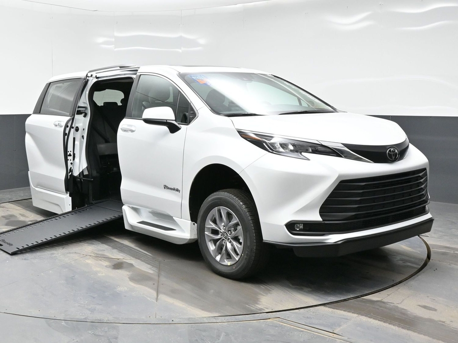 New 2026 Toyota Sienna Hybrid XLE Add - BraunAbility Side Entry Entry In Floor Automatic Ramp