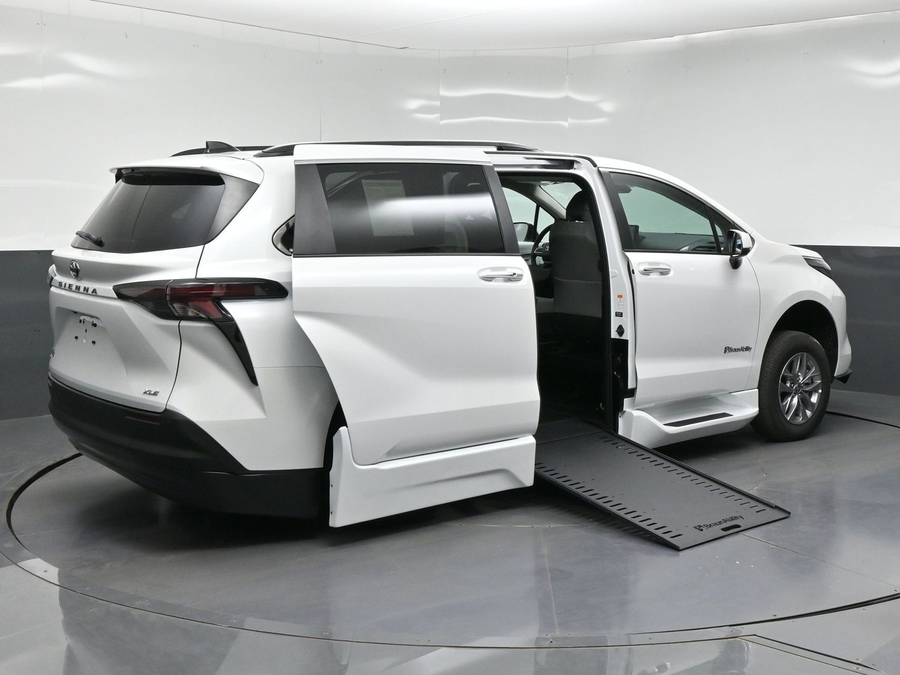 White Toyota Sienna image number 13