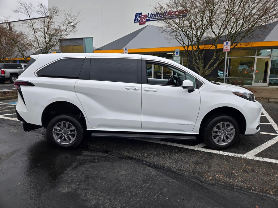New 2026 Toyota Sienna Hybrid LE - Vantage Mobility Commercial Rear Entry Fold Out Manual Ramp