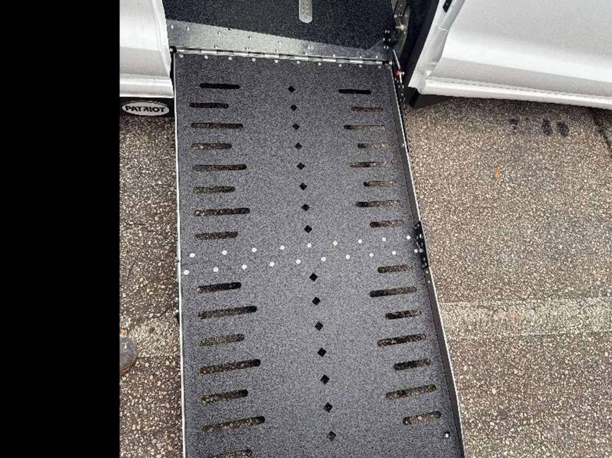 White Chrysler Voyager image number 14